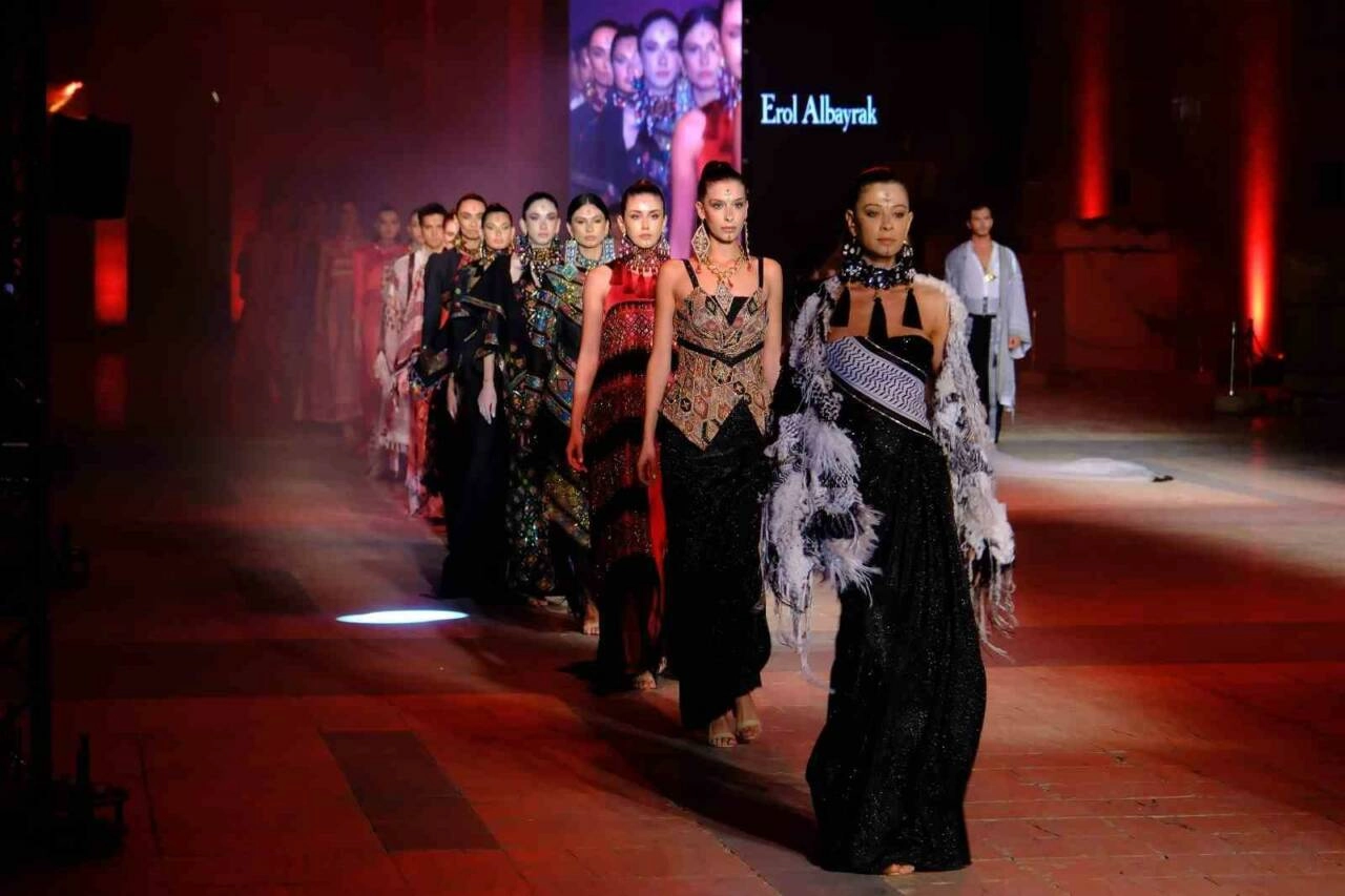 Şanlıurfa’nın pamuğu moda ile buluştu… Modacı Erol Albayrak’tan Urfa’da muhteşem defile